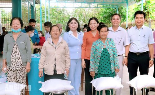 Trao quà cho gia đình chính sách và người có công trên địa bàn xã Long Kiến. Ảnh: Thanh Tú