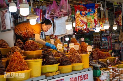 Những gian mắm chất thành "núi" đẹp mắt tại chợ mắm phường Châu Đốc.