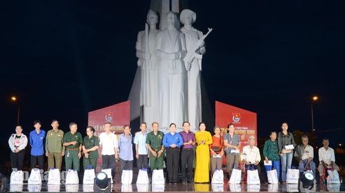 Ban tổ chức tặng quà cho thương binh, bệnh binh, cựu thanh niên xung phong, gia đình chính sách có hoàn cảnh khó khăn.