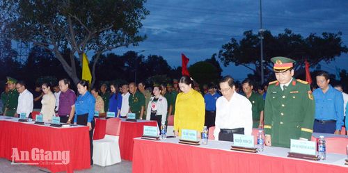 Đại biểu mặc niệm tri ân các Anh hùng liệt sĩ.