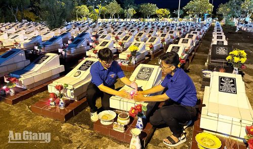 Đoàn viên thắp nến tri ân các Anh hùng liệt sĩ.