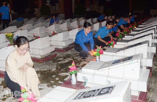 Đại biểu thắp nến tri ân các Anh hùng liệt sĩ.