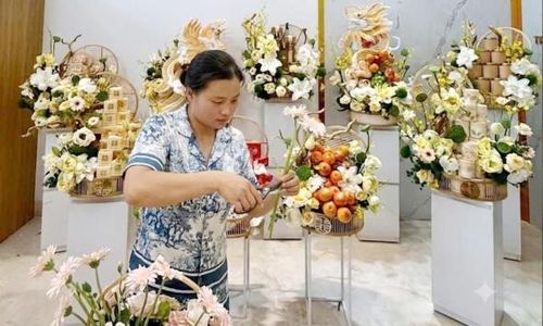 Chị Hằng tỉ mẩn cắm hoa phục vụ khách hàng.