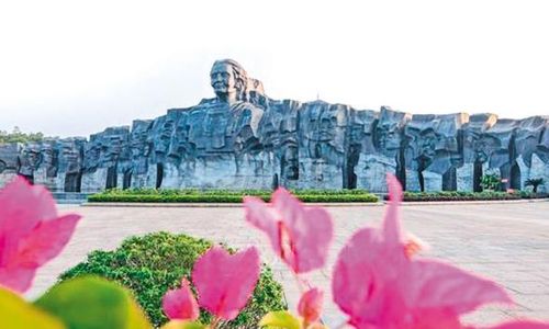 Tượng đài “Mẹ Việt Nam Anh hùng” ở thành phố Đà Nẵng là biểu tượng thiêng liêng khắc ghi những hy sinh vô bờ bến của các Mẹ Việt Nam Anh hùng.