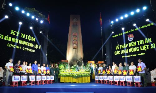  Các đại biểu trao di ảnh cho các thân nhân liệt sĩ. 