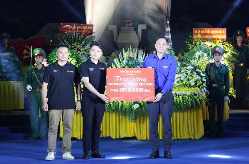  Nhóm Skyline trao biểu trưng phục dựng 200 di ảnh liệt sĩ cho Tỉnh đoàn Bắc Ninh. 