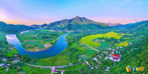 Toàn cảnh thung lũng Hòa Bắc nhìn từ trên cao với dòng Cu Đê mềm mại ôm lấy những cánh đồng và khu dân cư, mở ra tiềm năng phát triển du lịch sinh thái gắn với bảo tồn cảnh quan tự nhiên. Ảnh: KIM LIÊN
