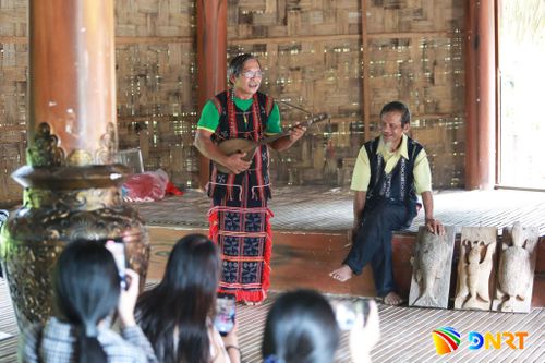 Người Cơ Tu đón khách bằng những thanh âm của núi rừng. Ảnh: TRƯỜNG AN
