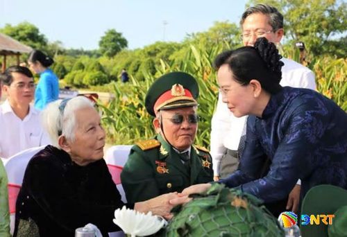 Bà mẹ Việt Nam anh hùng Trần Thị Tuyên và Anh hùng lực lượng vũ trang Hồ Xuân Quang xúc động khi có mặt tại quần thể Tượng đài Mẹ Việt Nam anh hùng giữa những ngày tháng Bảy. Ảnh: T.Y