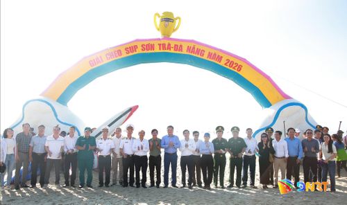 Các đại biểu tham dự lễ khai mạc giải chèo SUP Sơn Trà. Ảnh: ĐẮC MẠNH