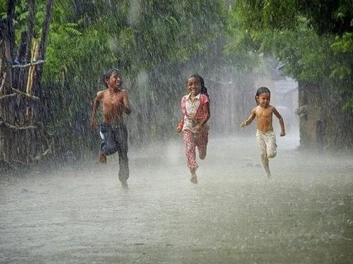 Niềm vui tắm mưa ngày thơ bé. Ảnh minh họa