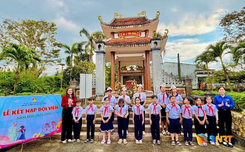 Trường Tiểu học Phan Thanh tổ chức kết nạp đội viên tại Di tích lịch sử cấp tỉnh mộ cụ Lê Đình Dương. Ảnh: CÔNG TÚ