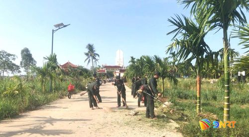 Tiểu đoàn 1 - Trung đoàn Cảnh sát cơ động số 5 tham gia phát quang cây cối đường vào Nghĩa trang liệt sĩ Điện Phong. Ảnh: CÔNG TÚ