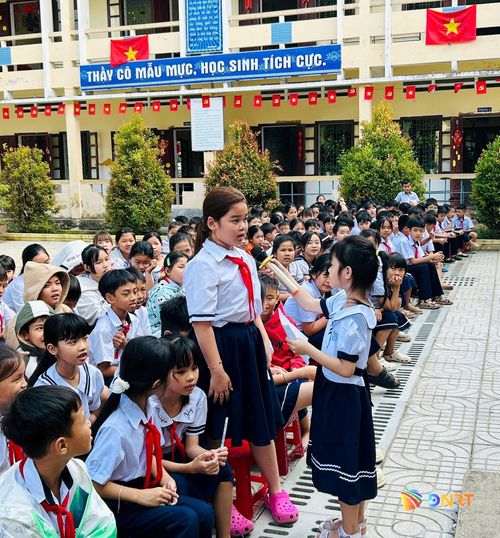 Học sinh Trường Tiểu học Phan Thanh đóng vai "Phóng viên nhí" phỏng vấn bạn trẻ về kiến thức về lịch sử địa phương. Ảnh: CÔNG TÚ