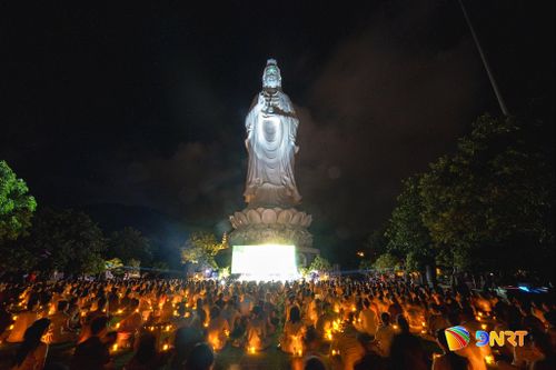Người dân, du khách thả mình vào không gian thanh tịnh của chùa Linh Ứng, hít thở không khí trong lành từ bán đảo Sơn Trà. Ảnh: XUÂN SƠN