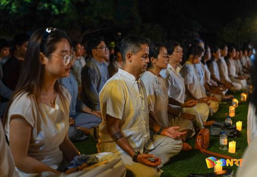 Nhiều du khách nước ngoài tham gia hoạt động "Thiền chạm tĩnh lặng". Ảnh: XUÂN SƠN