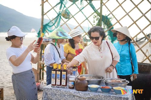 Du khách trải nghiệm nghề làm nước mắm ở Mân Thái. Ảnh: XUÂN SƠN