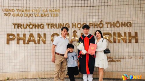 Quân cùng gia đình trong ngày tốt nghiệp THPT. Ảnh: H.V