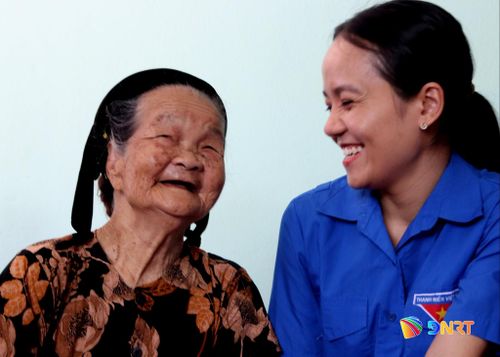 Nghe mẹ kể chuyện ngày xưa. Ảnh: HÀN NGUYÊN