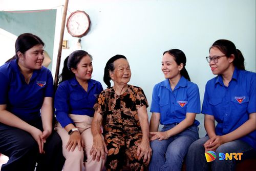 Giữa tuổi trẻ hôm nay và mẹ chẳng còn khoảng cách, như tiếp nối mạch nguồn truyền thống của dân tộc. Ảnh: HÀN NGUYÊN