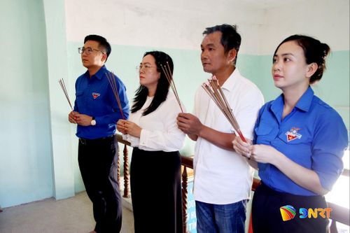 Đại diện Thường trực Đảng ủy, Đoàn Thanh niên phường và cấp ủy khu dân cư dâng hương các liệt sĩ tại nhà Mẹ Ngô Thị Tính. Ảnh: HÀN NGUYÊN