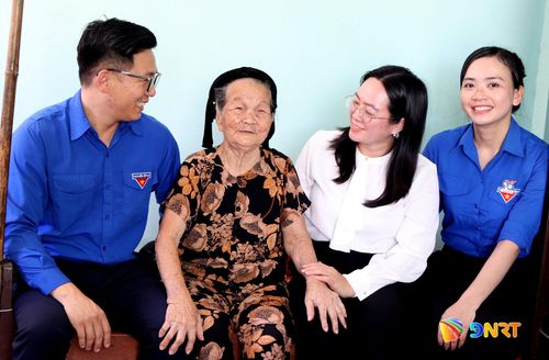 Chúng con về bên mẹ. Ảnh: HÀN NGUYÊN