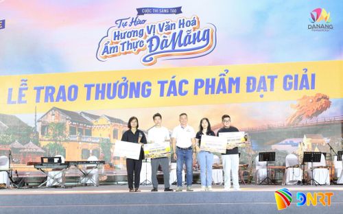 Tại lễ bế mạc, ban tổ chức trao thưởng tác phẩm đoạt giải Cuộc thi sáng tạo Tự hào hương vị văn hóa, ẩm thực Đà Nẵng. Ảnh: NGỌC HÀ