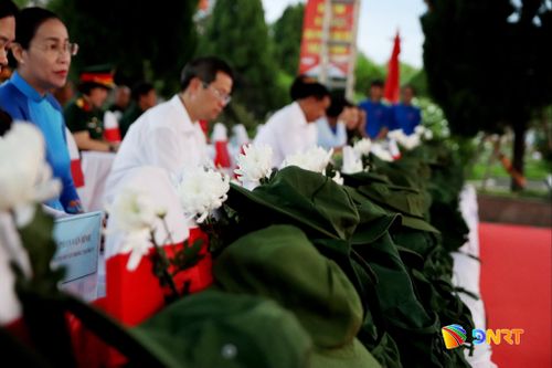 Hoa cúc trắng và những chiếc ba lô được đặt trang nghiêm ở hàng ghế đầu các đại biểu dự lễ. Ảnh: TRỌNG HUY