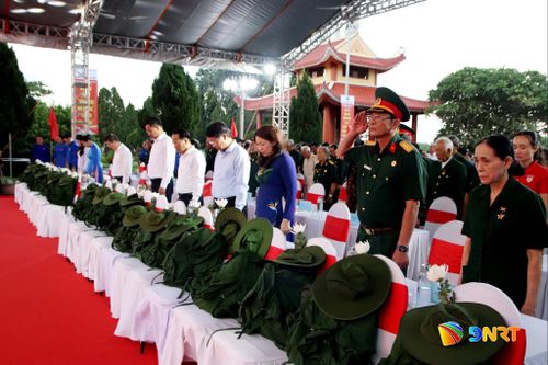 Lãnh đạo thành phố và các đại biểu đã dành phút mặc niệm, thành kính tưởng nhớ Chủ tịch Hồ Chí Minh, các anh hùng liệt sĩ. Ảnh: TRỌNG HUY