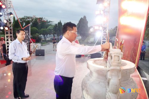 Bí thư Thành ủy Lê Ngọc Quang dâng hương lên đài tưởng niệm. Ảnh: TRỌNG HUY