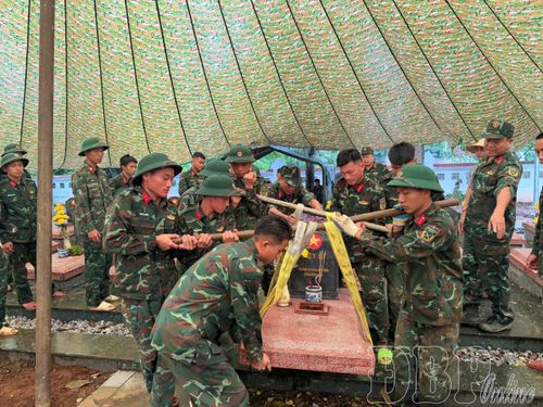 Cán bộ chiến sĩ thực hiện việc khai quật, lấy mẫu tại Nghĩa trang Liệt sĩ Độc Lập