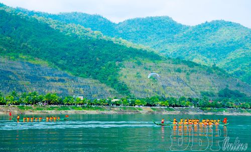 Lê hội đua thuyền đuôi én phường Mường Lay được tổ chức hằng năm thu hút đông đảo người dân và du khách đến xem, cổ vũ.