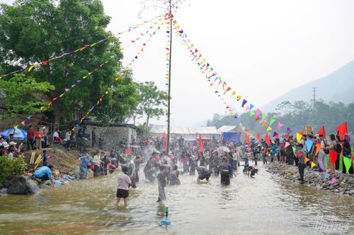 Người dân và du khách hòa mình vào Tết té nước Bun Huột Nặm của đồng bào dân tộc Lào, xã Núa Ngam.