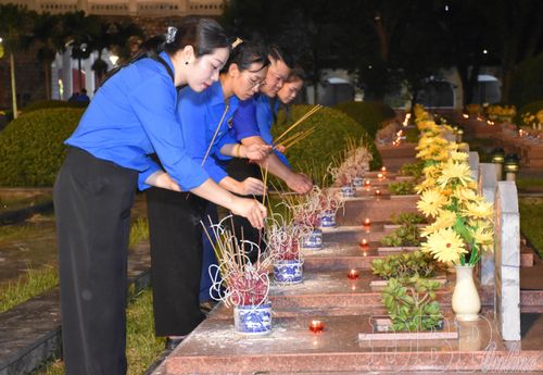 Đoàn viên thanh niên thắp hương trên các phần mộ liệt sĩ tại Nghĩa trang Liệt sĩ quốc gia A1.