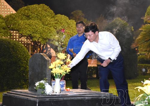 Phó Bí thư Tỉnh ủy, Chủ tịch Ủy ban MTTQ Việt Nam tỉnh Mùa A Vảng thắp hương trên các phần mộ liệt sĩ.