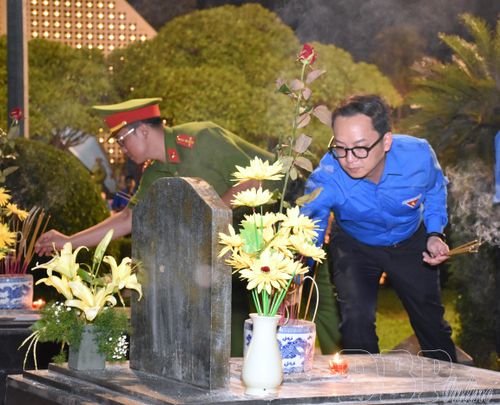 Lãnh đạo Tỉnh đoàn thắp hương tri ân anh hùng liệt sĩ.