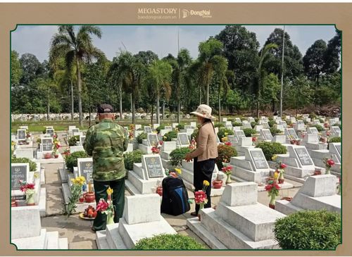 Nhờ nỗ lực không ngừng nghỉ, Hội Hỗ trợ gia đình liệt sĩ thành phố Đồng Nai đã kết nối được với vợ liệt sĩ Đinh Hải Lý là bà Đinh Thị Trường và con gái Đinh Thị Xuân. Trong ảnh: Người con gái duy nhất của liệt sĩ đến thăm mộ cha sau hơn 40 năm miệt mài tìm kiếm. Ảnh: Hội cung cấp