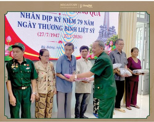 Ông Nguyễn Xuân Cương, Chủ tịch Hội Hỗ trợ gia đình liệt sĩ thành phố Đồng Nai tặng quà tri ân gia đình liệt sĩ tại xã Bù Đăng. Ảnh: Hội cung cấp