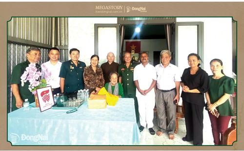 Hội Hỗ trợ gia đình liệt sĩ thành phố Đồng Nai thăm, tặng quà Mẹ Việt Nam anh hùng Trần Thị Kim Vệ (phường Xuân Lộc). Ảnh: Hội cung cấp