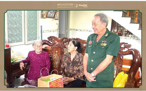 Hội Hỗ trợ gia đình liệt sĩ thành phố Đồng Nai thăm, tặng quà Mẹ Việt Nam anh hùng Cao Thị Hường (xã Định Quán). Ảnh: Hội cung cấp