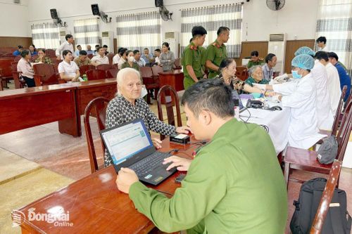 Lực lượng chuyên môn lấy mẫu sinh phẩm ADN của thân nhân liệt sĩ chưa xác định danh tính. Ảnh: Đan Nhi