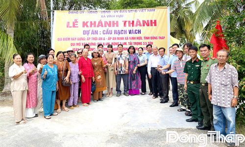 Đại diện chính quyền địa phương, nhà tài trợ và Nhân dân xã Vĩnh Hựu phấn khởi chụp ảnh lưu niệm tại Lễ khánh thành đưa vào sử dụng cầu Rạch Vách.