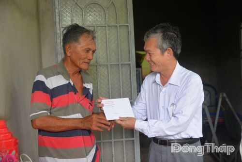 Đồng chí Đinh Văn Dũng, Ủy viên Ban Thường vụ Tỉnh ủy, Phó Chủ tịch Thường trực Ủy ban MTTQ Việt Nam tỉnh, thăm, tặng quà thương binh tại phường Trung An.