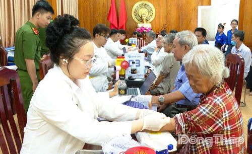  Lực lượng chức năng thu nhận mẫu sinh phẩm ADN thân nhân liệt sĩ.