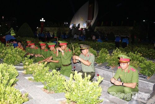 Tuổi trẻ Lực lượng Công an tỉnh thắp hương mộ liệt sĩ.