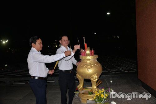 Các đồng chí lãnh đạo dâng hương tưởng niệm các Anh hùng liệt sĩ.