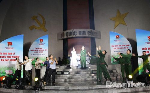 Chương trình nghệ thuật tri ân với chủ đề “Bản hùng ca tự hào một thời tuổi trẻ”.