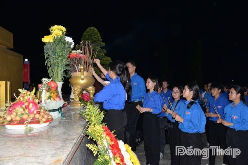 Đoàn viên, thanh niên dâng hương tưởng niệm các Anh hùng liệt sĩ.