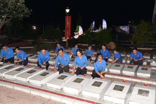 Đoàn viên, thanh niên thắp nến tri ân các Anh hùng liệt sĩ.