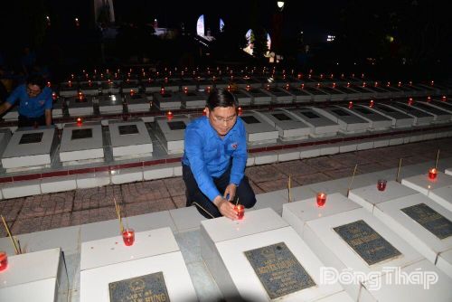 Những ngọn nến tri ân được thắp sáng tại Nghĩa trang Liệt sĩ tỉnh, thể hiện lòng biết ơn sâu sắc đối với các Anh hùng liệt sĩ đã hy sinh vì độc lập, tự do của Tổ quốc